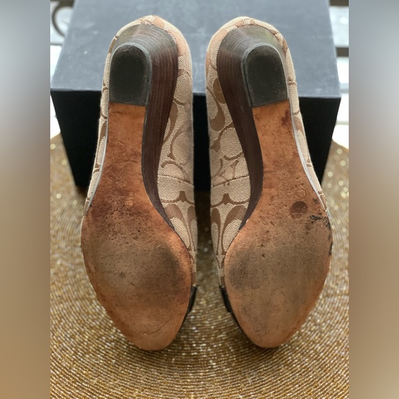 Coach Khaki Sig CC Pattern Close
Toe Wedge Dress Shoes w/Gold CC
Hardware - Picture 12 of 12